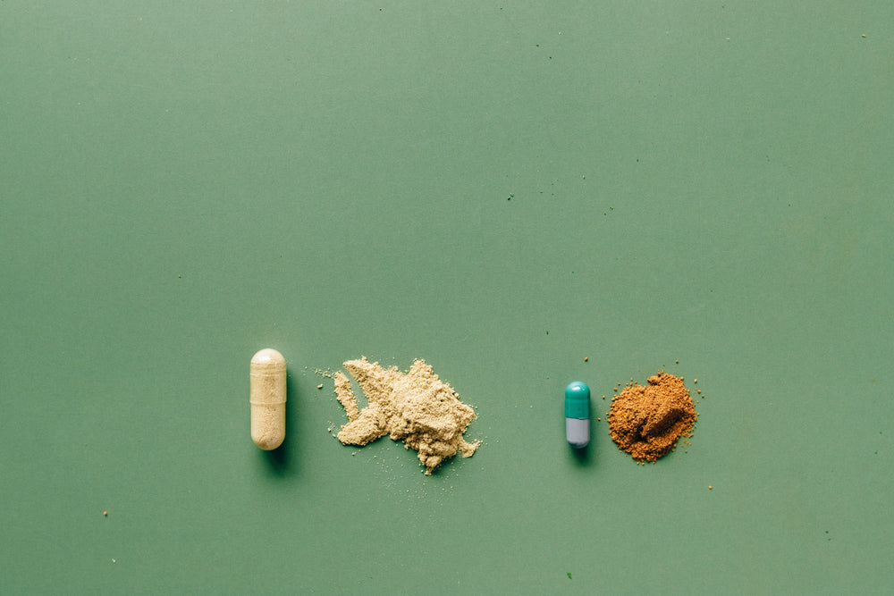 Doxwell Fat Detox Capsules – capsules and powders on green backdrop